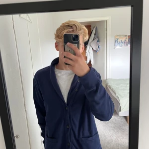Ralph Lauren Cardigan - Cardigan från Ralph Lauren, den är ganska tjock så funkar både som jacka och kofta! Strl L men skulle säga att den passar mer som M om man vill ha den som jacka. Bra skick! 