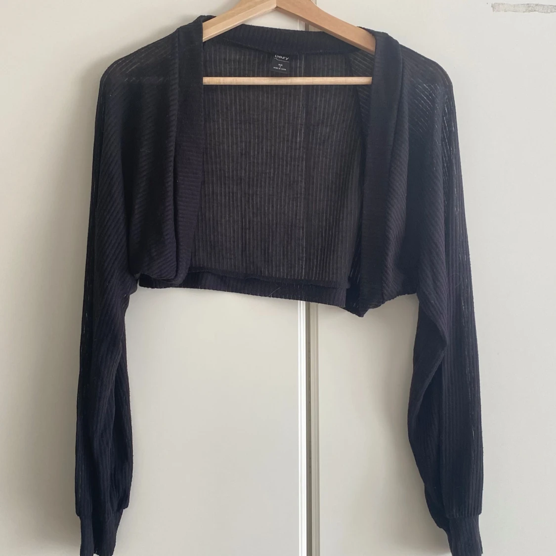 2 croppade koftor från Dazy, svart & beige - 1