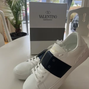 Valentino Garavani Open Navy Blue - Snygga vita Valentino Garavani opens i bra skick. Säljer då jag behöver en storlek större. Gått i dom en dag. Kan tänka mig byta mot andra skor.
