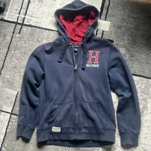 Vintage Tommy Hilfiger zip up - Jätte snygg kofta som välbehandlad, väldigt mångsidig så funkar både med slim jeans för en mer grischig look och även bredare byxor för en street look. Normal Passform