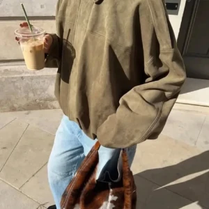 Olivgrön mockajacka i oversized modell - Säljer en olivgrön mockajacka med oversized passform och klassisk krage. Jackan har dragkedja framtill (guld detaljer). Köpt för ett kort tag sedan och endast använd 2-3 gånger. Storlek L. Jag är 166 och tycker storlek L är precis lagom för en oversized look så som på bilderna ovan! 