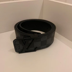 Bälte L V  - Säljer denna L V bältet, helt nytt och oandvänt, vid frågor och funderingar skriv privat, bältet är 105 cm