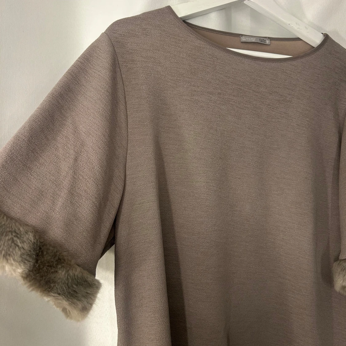 Beige topp med fuskpäls från Zara - 1