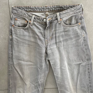 Weekday arrow jeans - Knappt använda då de är i minsta laget på mig så därav väldigt bra skick. W28 L32. Nypris 590
