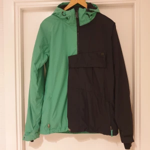 Grön och svart Snowboardjacka från Nitro - Förekommer små defekter 