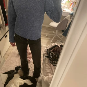 Blå stickad tröja med normal passform - Jättefin stickad tröja ifrån vero Moda. Är knappt använd och är i ett fint skick. Storlek är i M men sitter som S.💕