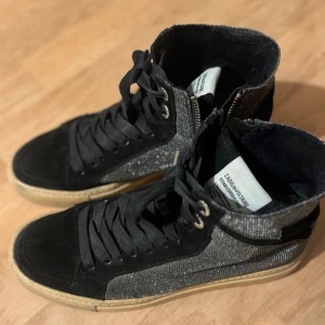 Zadig & Voltaire sneakers - Supercoola sneakers från Zadig & Voltaire! Glittriga med svart blixt🖤⚡️