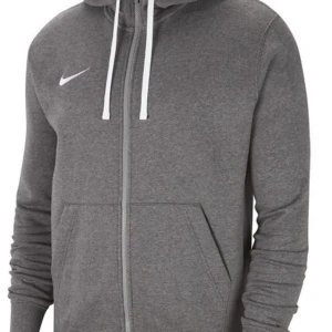 Grå hoodie från Nike med dragkedja - Säljer en grå hoodie från Nike i storlek M. Tröjan har huva med vita snören, hel dragkedja framtill och två fickor. Perfekt för chill eller träning, med klassisk Nike-logga på bröstet. Mjuk och skön bomullsblandning som håller dig varm.