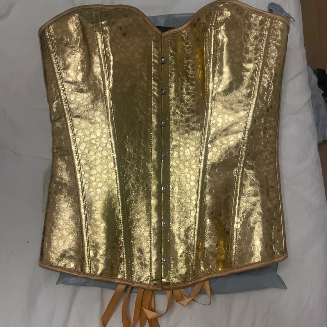 Guldig korsett med snörning