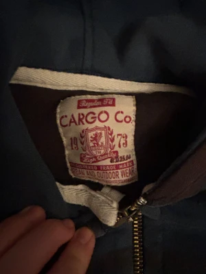 Zip Up - En ascool zip up. Fattar inte riktigt vad märket är men lappen finns i tredje bilden. Storlek står ej, men skulle säga att den är XS-S. Skriv om ni har frågor☺️