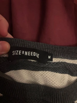 Randig Tjocktröja - En skit snygg svart/grå och vit randig stickad tjocktröja i storlek M från Size & Needle. Skriv om ni har frågor☺️