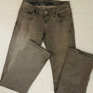 Grå Ltb jeans Valerie, 26/30 - Snygga grå Ltb-jeans, st 26/30. Säljs vidare pga fel storlek. Har lagts ned av tidigare ägare (se bilder). Fint skick!