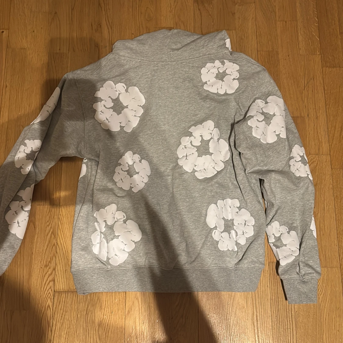 Grå hoodie med vita blommor  - 1