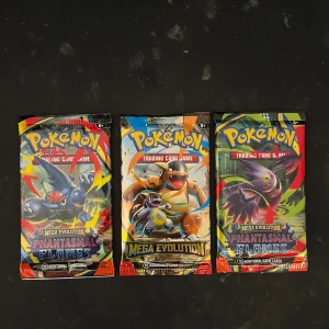 Pokémon Trading Card Game: Mega Evolution Phantasmal Flames - Tre oöppnade booster packs från Pokémon Trading Card Game, Mega Evolution-serien. Perfekt för samlare och fans som vill utöka sin kortsamling med spännande och färgstarka kort. Passar både nya och erfarna spelare från 6 år och uppåt.