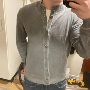 Grå stickad cardigan - Otroligt fet grå stickad cardigan i unik färg design. Modellen är 180cm, 73kg. Priset kan såklart diskuteras!