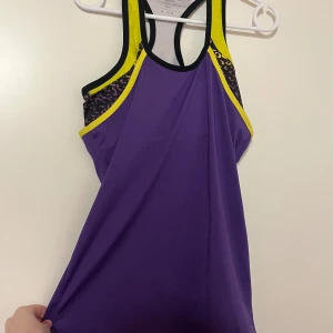 Toppi M/40 - Violetti urheilutoppi. Sisällä kiinniommellut urheiluliivit. Koko M/40. Kaikai n 45cm, pituus n 70cm. Eläintalous MMM, lisätietoja saa kysymällä Katsothan myös muut ilmoitukseni Tarjoa 