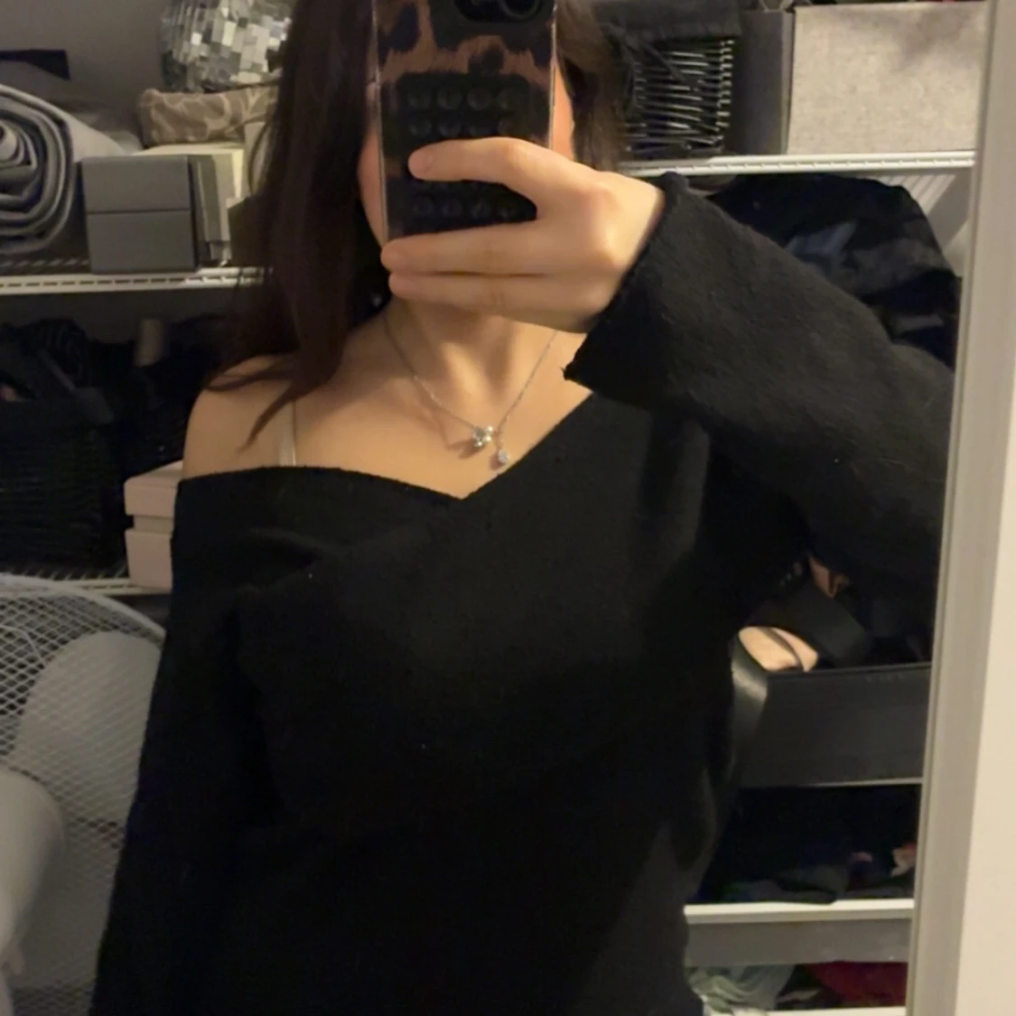 Svart offshoulder stickad tröja