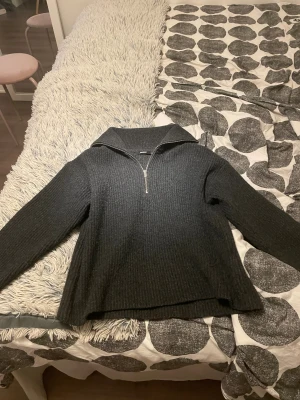 Mörkgrå stickad half zip från Bik Bok - Mysig mörkgrå stickad tröja från Bik Bok i storlek XS. 🥰