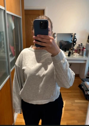 Ljusgrå sweatshirt från Weekday XS - En clean ljusgrå sweatshirt från Weekday i storlek XS. Tröjan har rund hals, lång ärm och en loose passform. Materialet är mjukt med 85% bomull, 12% polyester och 3% viskos. Perfekt för chill dagar och enkel att matcha med jeans eller mjukis.