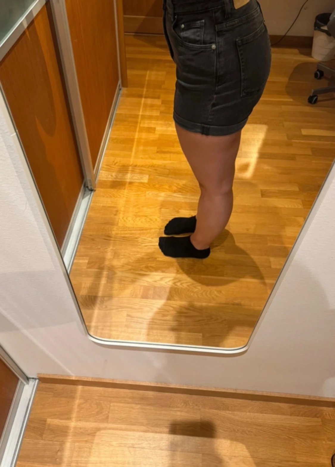 Svarta högmidjande jeansshorts från H&M - 2