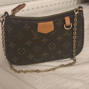 Märkes väska - En jätte snygg märkes väska som jag inte använder längre den är ny skick pris kan diskuteras 🤎🤎👜