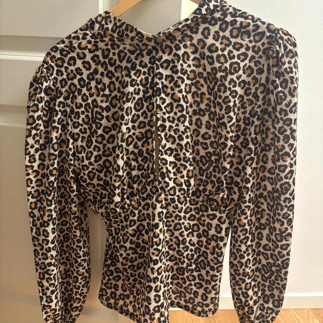 Leopardmönstrad blus från Boohoo