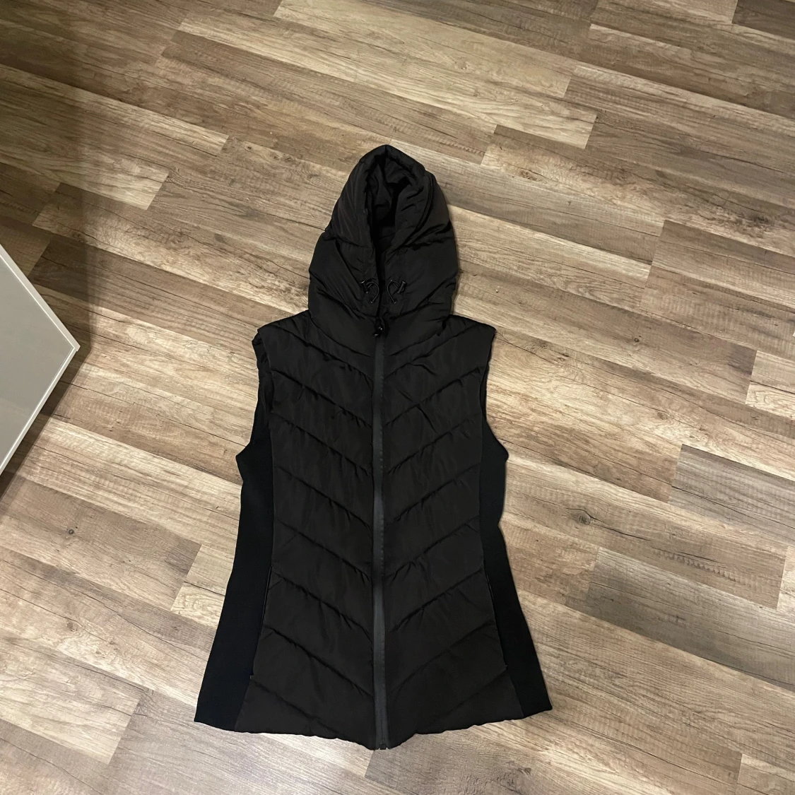 Svart dunväst med huva från Zara