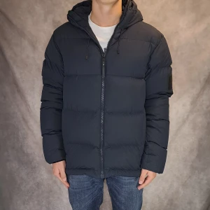 Peak Performance Dunjacka - Stl XL - 🗻 Varm och skön Dunjacka från Peak Performance! 🗻 Nytt skick: 9,5/10, inga defekter | Stl: XL | Modellen är 175cm lång, men rekommenderar att vara mellan 184-198cm lång, för att sitta fint | 