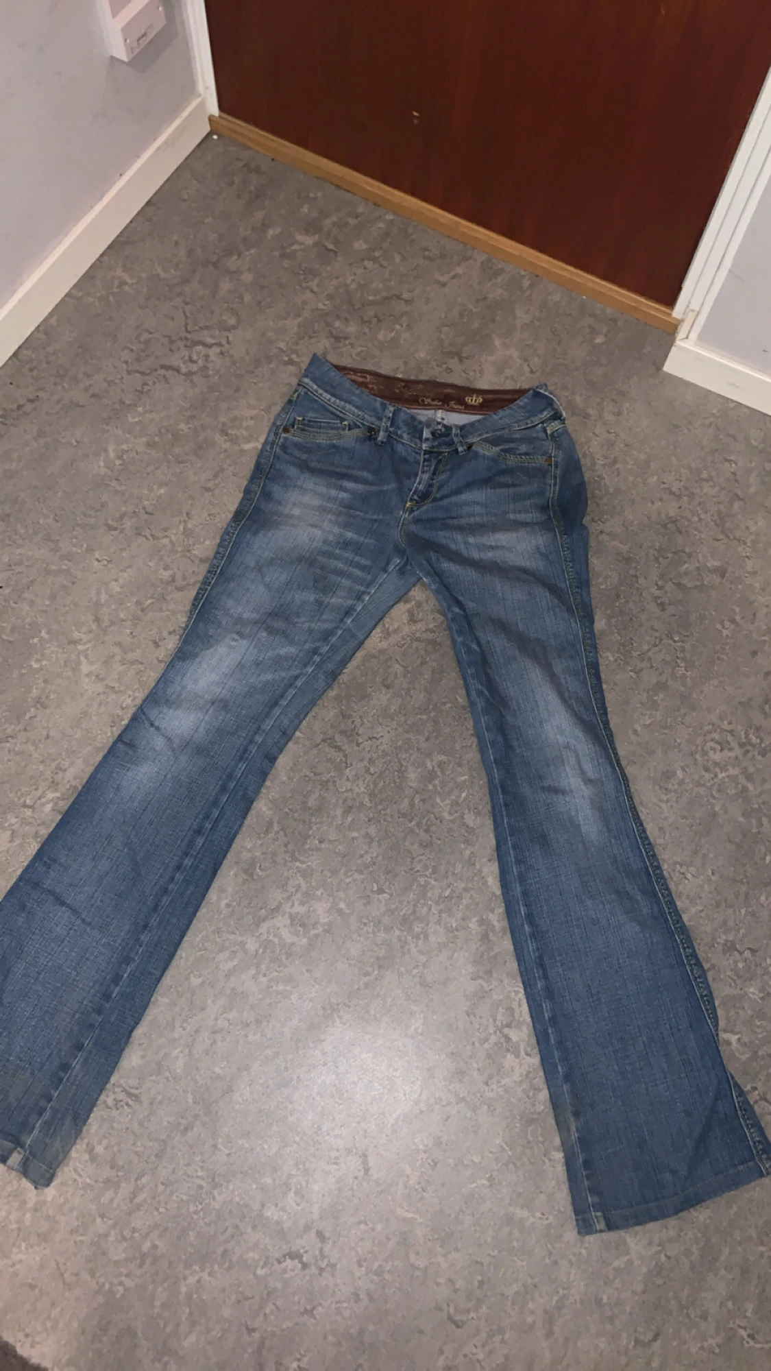 Blå bootcut jeans med broderade fickor