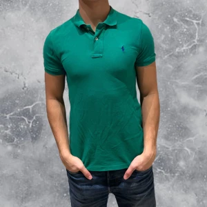 Ralph Lauren Piké Grön - •Ralph Lauren Piké Grön. Skick: 8/10, Inga skador. Storlek: 14/16 år (160-70 cm~). Modell: 174 cm, 63 kg. Authentic: ✅, QR-Kod finns även i plagget. Hör av dig vid frågor eller funderingar, mvh Hessler’s;)