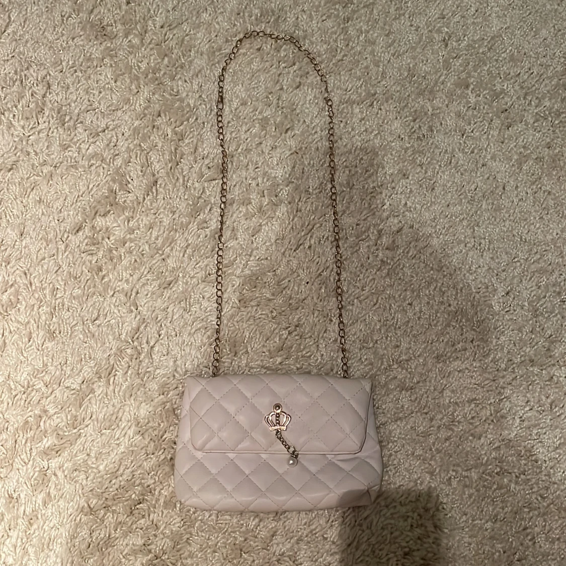 Vit quiltad axelväska med kedja