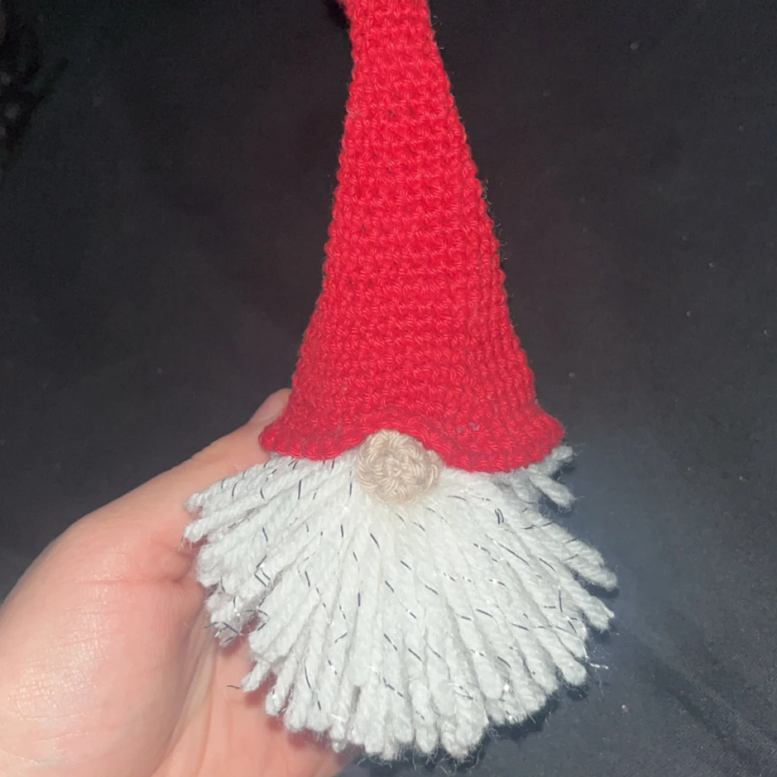 Röd virkad tomteluva till dekoration