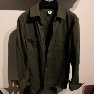 Arket overshirt  - Tja! Säljer denna feta Overshirt från Arket! Skick 10/10 ( använd max 5 gånger )  Köpt för 799