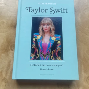 Taylor Swift - bok - Helt ny Taylor Swift bok med inga defekter. Säljer då jag inte längre är en swiftie. Perfekt för dig som gillar mode och musik. Skriv gärna ifall ni har frågor 💕