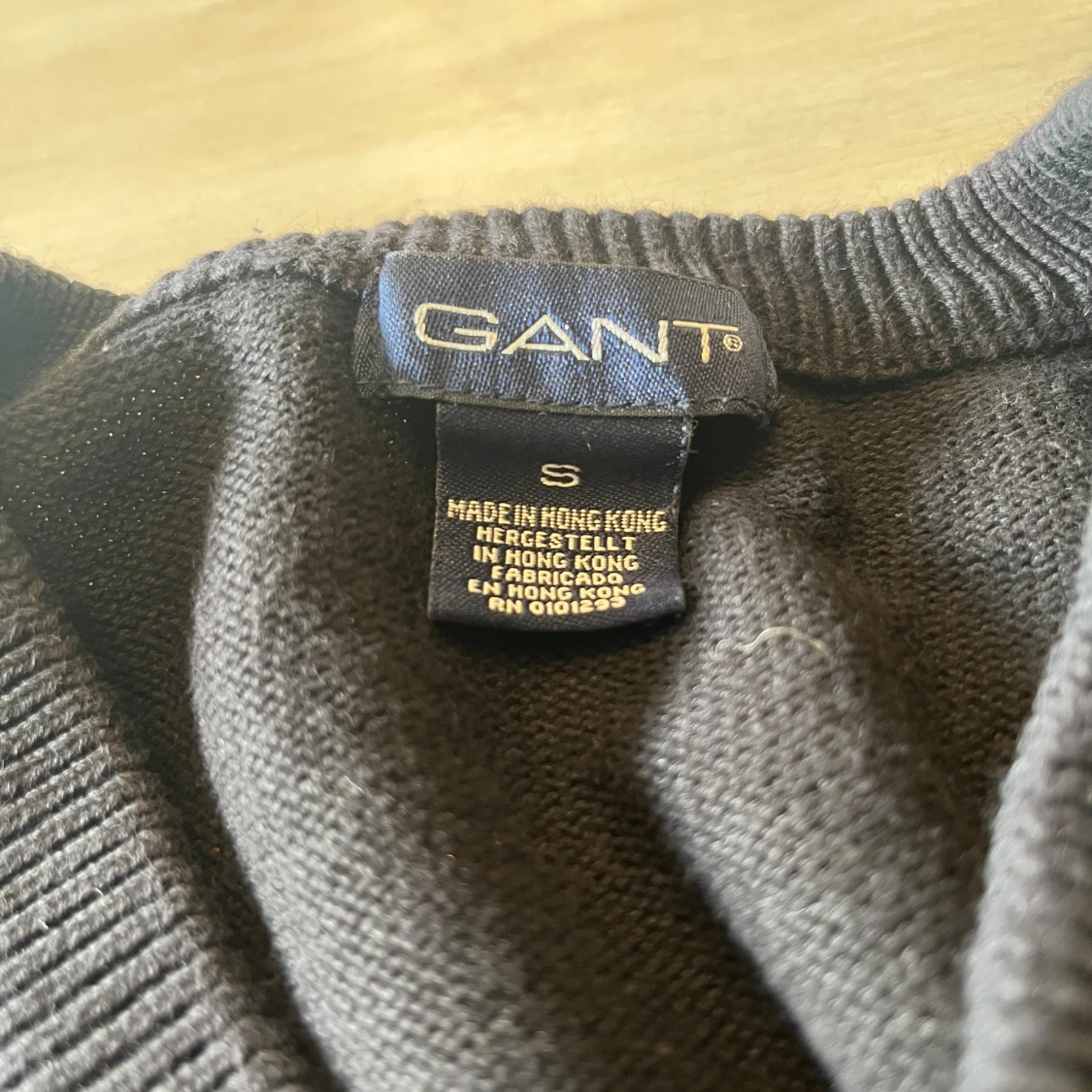 Svart stickad v-ringad tröja GANT - 3