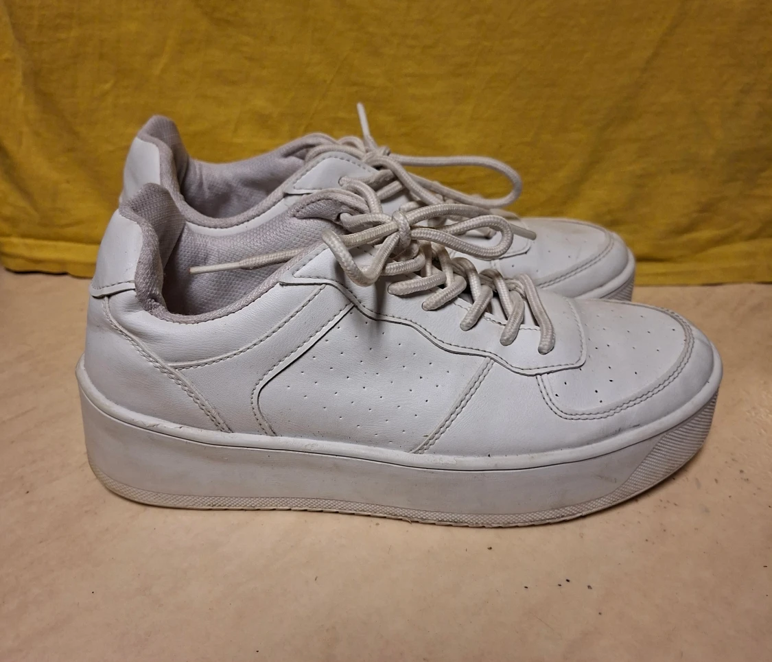 Vita sneakers med platt sula - 1