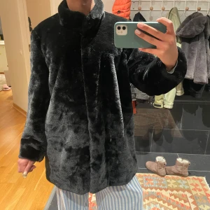 Svart fuskpäls - Svart fuskpäls från Vero Moda. Knappt använd och mycket bra skick. Väldigt skön och varm. 