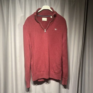 Vinröd halvzip från gant - Snygg stilren vinröd halvzip perfekt nu till julen. Nypris 1000kr 