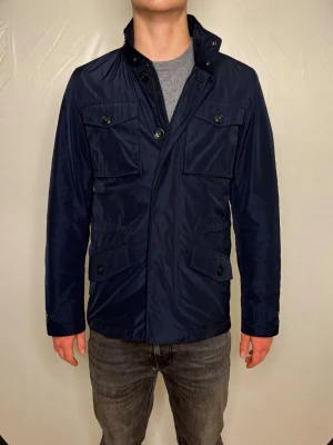 Woolrich field jacka  - Säljer denna field jacka från Woolrich | Storlek S (Modellen är 180) | Nypris 6000 | Skick 9,5/10 | hör av dig vid minsta fråga ✅