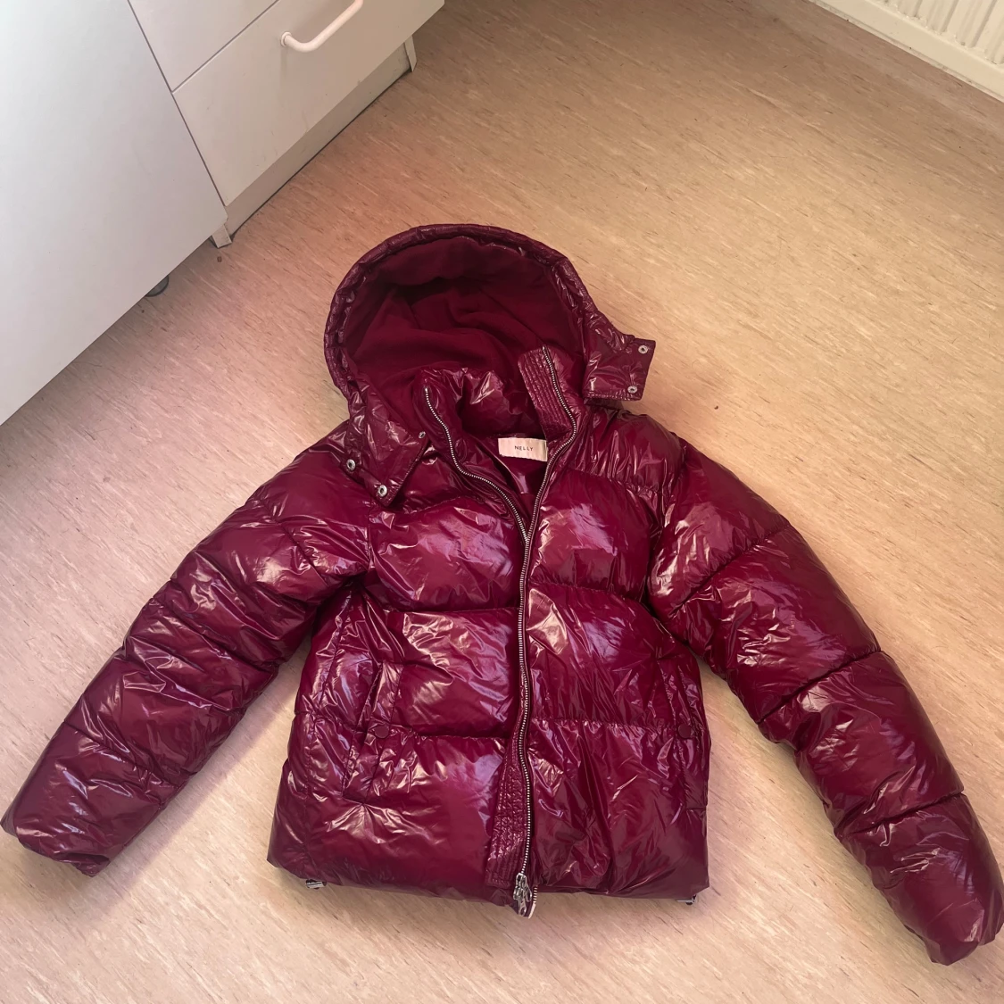 Vinröd pufferjacka med huva - 1