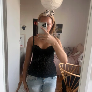 Svart spetts topp från Nelly  -  Säljer en svart spets topp från Nelly i storlek XS då jag inte använder den mycket använt ca tre gånger så är nästan helt ny. Jättefin och i bra skick.