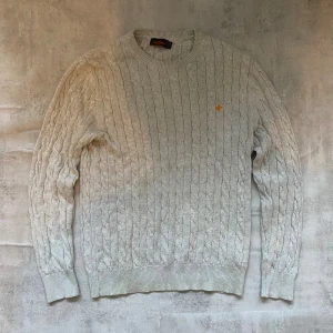 Grå Kabelstickad Morris tröja  - Jag Säljer en fet tröja från Morris| skicket på tröjan är bra 8/10  | storlek M| ny pris 2000: mitt pris är 399 | skriv vid frågor och funderingar  