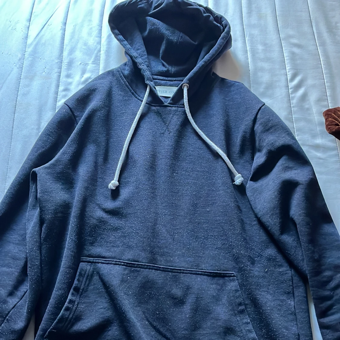 Mörkblå hoodie från Pier One