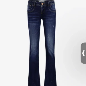 Mörkblå bootcut jeans från LTB - Snygga mörkblå jeans från LTB med lowwaist bootcut-modell. Jeansen har slitna detaljer. Pris kan diskuteras kan tänka mig att gå ner en bra bit och skadorna längst ner på benet är vid hälen så syns inget märkbart!