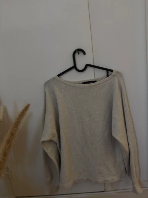 Beige stickad tröja från Vero Moda🍁 - Super mysig stickad tröja nu till hösten/vintern, fin passform, perfekt till byxor & kjol😽 (Skriv för fler bilder!)                                                    