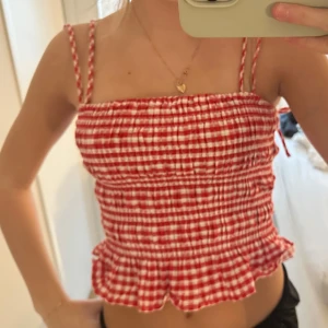 Rödrutig topp från h&m - Jättesöt röd och vitrutig topp ifrån H&M❣️