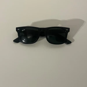 Ray-Ban boyfriend - Ett par snygga, klassiska ”Ray-Ban boyfriend”           Säljer då jag valt att köpa ett annat par solglasögon                                                                        Köpta på vinted denna sommaren och då var dem helt nya                                                                      Skriv vid eventuella frågor funderingar mm mvh🙌
