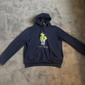 Polo bear hoodie  - Pris:  1099 kr   |   Säljer en mörkblå polo bear hoodie     |   Jätte bra skick, nästan aldrig använd   |   Säljer pga ingen användning    |    Vid frågor skriv PM // A