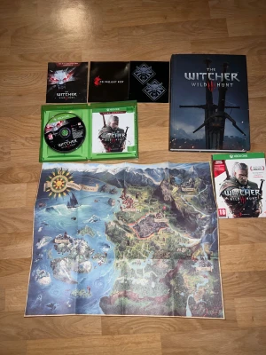 The Witcher: Wild Hunt Xbox one - Upptäck den episka världen i The Witcher: Wild Hunt! Denna samlarutgåva innehåller en exklusiv bok, karta, stickers och bonusmaterial – perfekt för dig som älskar fantasy, äventyr och spelkultur.