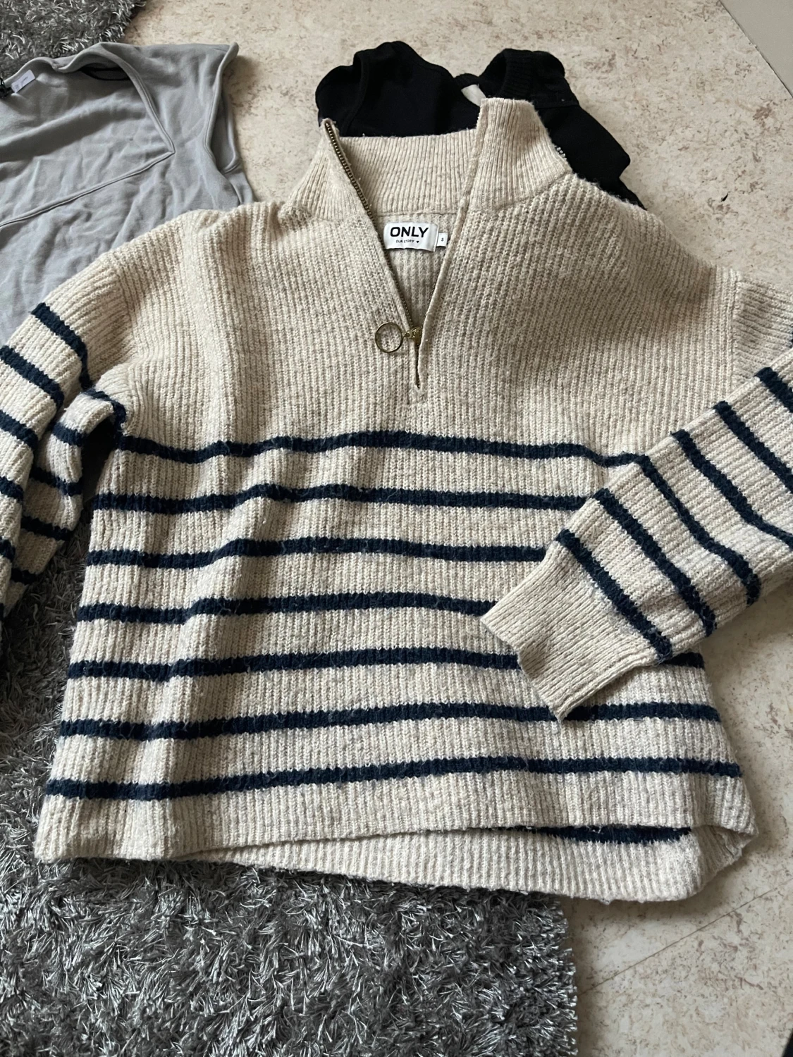 Randig stickad tröja från ONLY